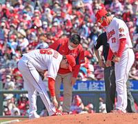 　６回、吉田正の打球を足で止めた箇所を指し示す森下（撮影・立川洋一郎）