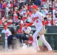 　８回、Ｔ－岡田に適時打を打たれ、小田（５０）の生還を許す森下（撮影・立川洋一郎）