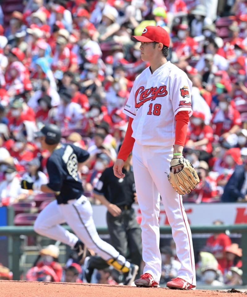 　２回、杉本（左）に先制ソロを浴びる森下（撮影・立川洋一郎）