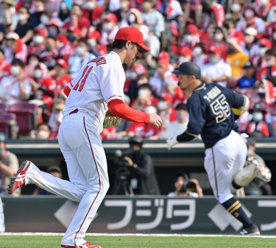 　８回、Ｔ－岡田（右）に適時打を打たれ勝ち越しを許す森下（撮影・立川洋一郎）