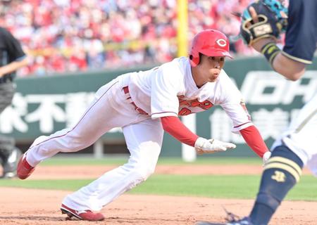 　８回、野間の右前打で快足を飛ばして一気に三塁へ滑り込む代走・曽根（撮影・立川洋一郎）