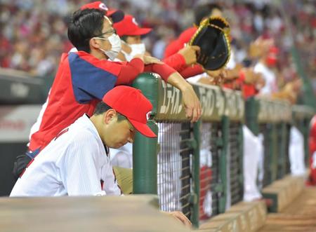 　ベンチ脇に座り込む大瀬良＝３日