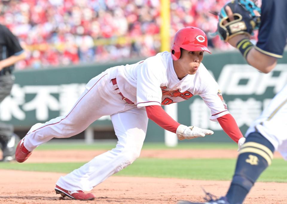 　８回、野間の右前打で快足を飛ばして一気に三塁へ滑り込む代走・曽根（撮影・立川洋一郎）