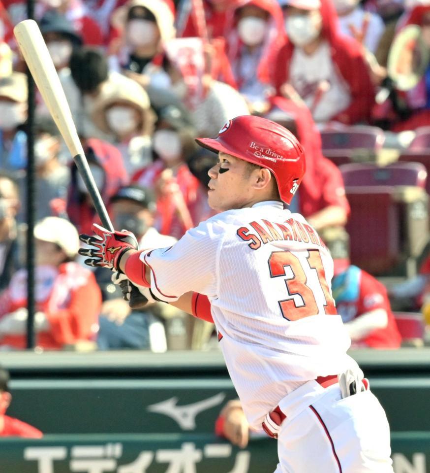 　７回、右中間へ同点に追いつく適時三塁打を放つ坂倉（撮影・立川洋一郎）