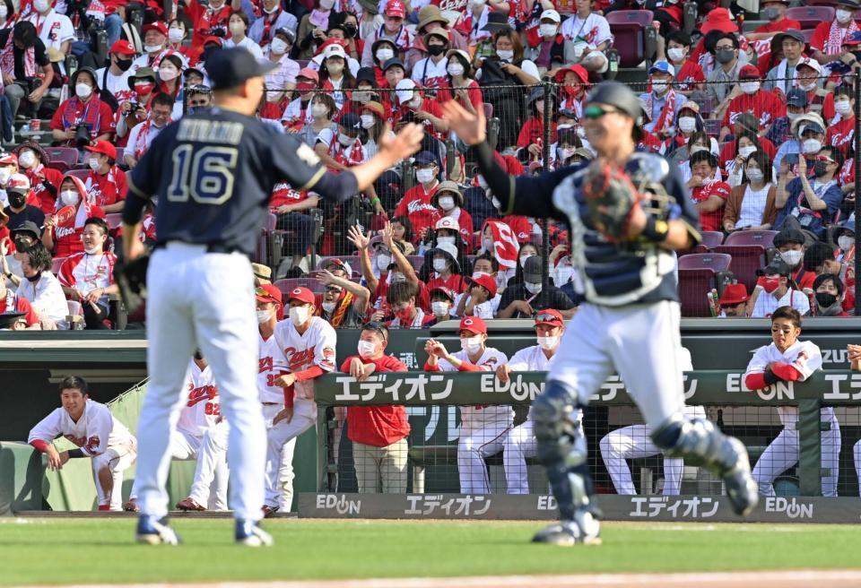 　オリックス相手に１１連敗となり、ベンチで肩を落とす森下（中央奥）ら広島ナイン（撮影・立川洋一郎）