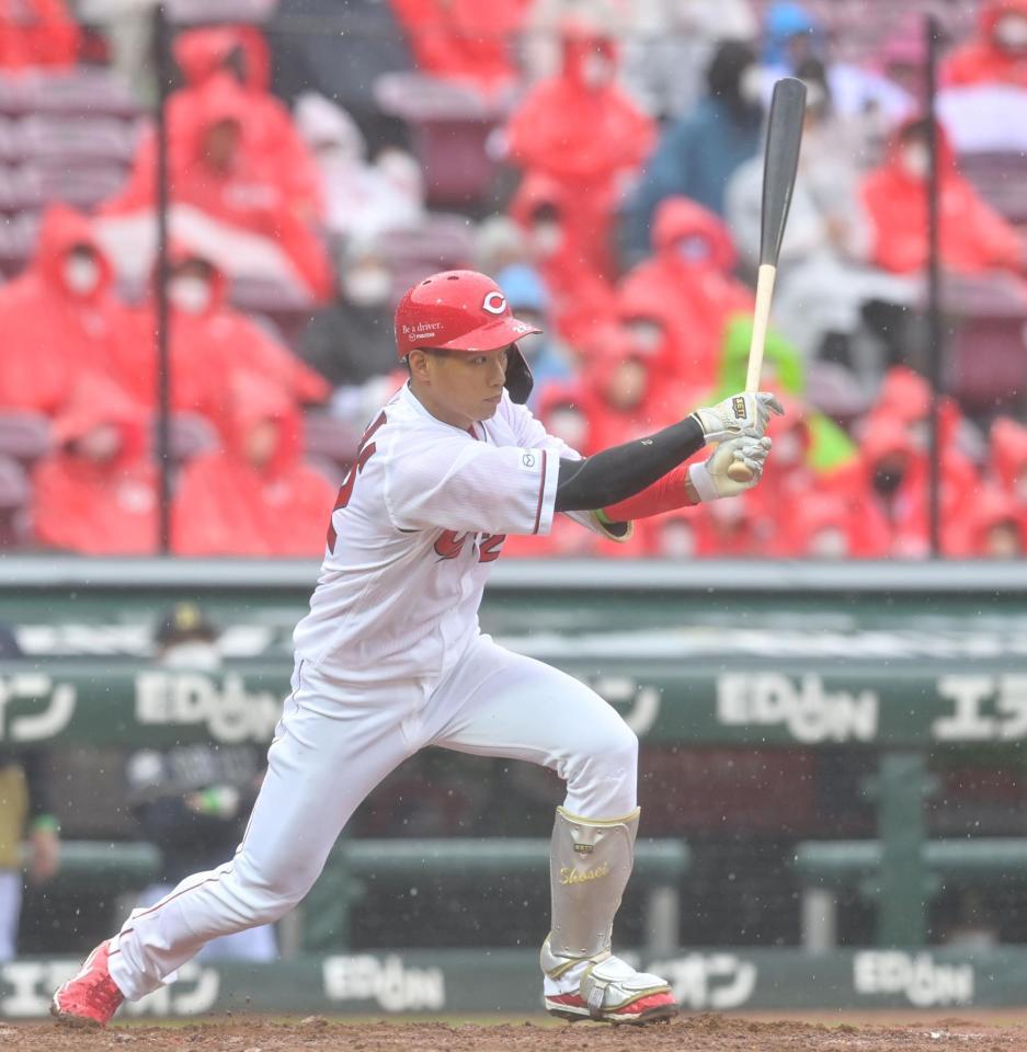 　３回、中前へ先制適時打を放つ中村奨（撮影・立川洋一郎）