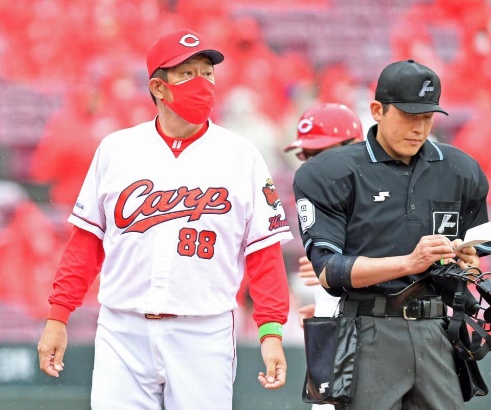 球審に選手交代を告げる佐々岡監督（撮影・立川洋一郎）