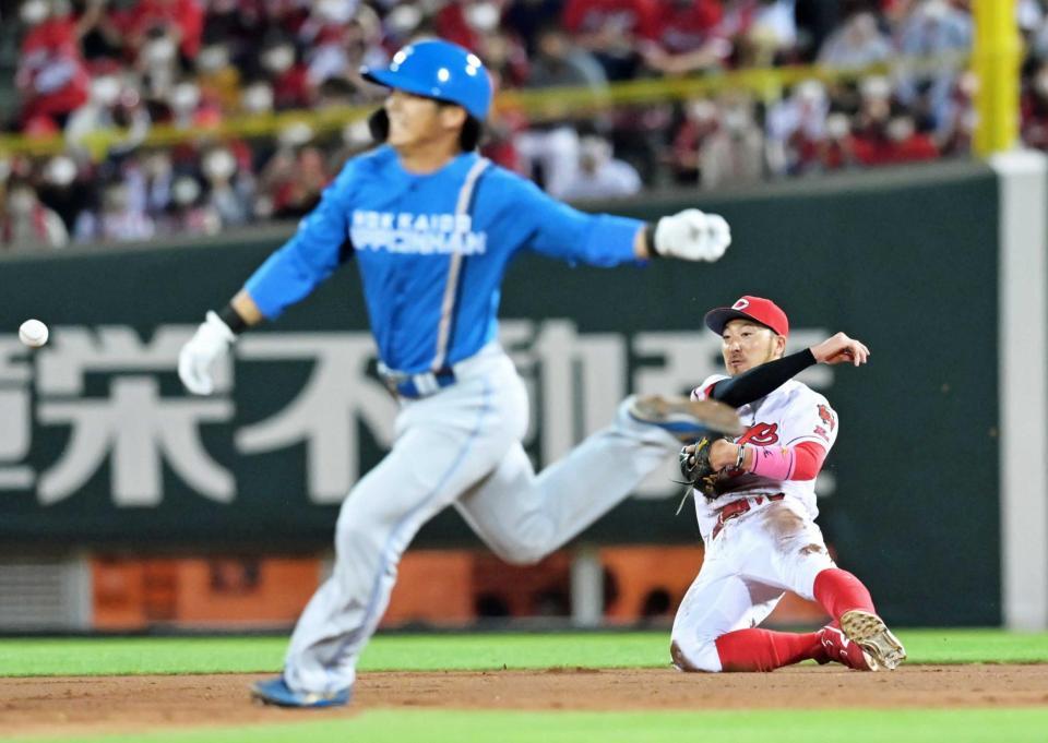 　日本ハム・松本剛の打球を好捕し、二塁へ送球する広島・菊池涼。手前は一走の日本ハム・上川畑