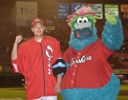 　スライリー（右）と並んで笑顔を見せる床田