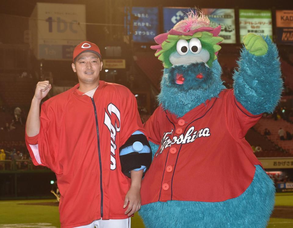 　スライリー（右）と並んで笑顔を見せる床田