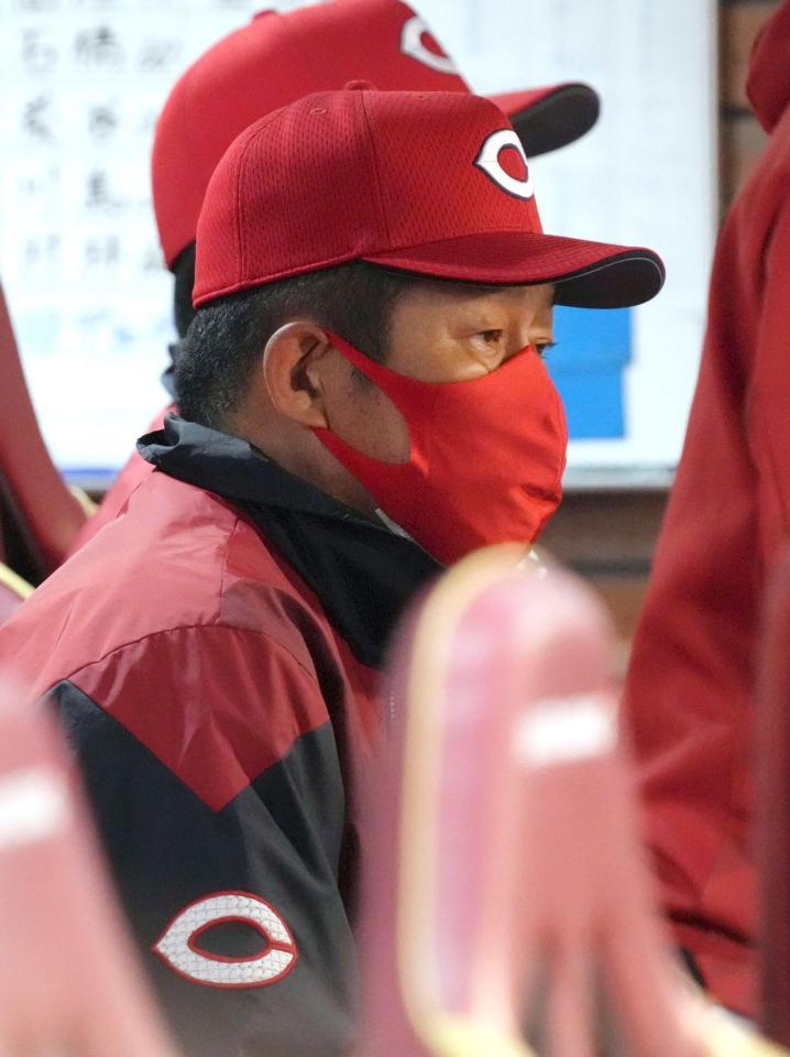 試合を見つめる佐々岡監督