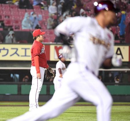 　延長１０回、浅村（右）にサヨナラ二塁打を打たれた松本（撮影・佐藤厚）