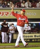　４回、武藤に中犠飛を打たれ、先制を許した九里（撮影・佐藤厚）