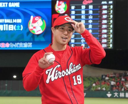 　自身６１８日ぶりの勝利を挙げてウイニングボール手にする野村（撮影・堀内翔）