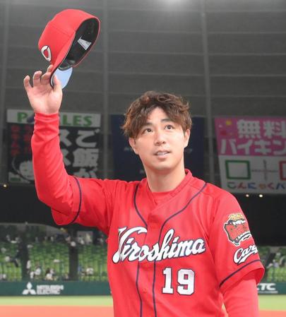 　自身６１８日ぶりの勝利を挙げてファンに手を振る野村（撮影・堀内翔）