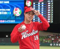 　自身６１８日ぶりの勝利を挙げてウイニングボール手にする野村（撮影・堀内翔）