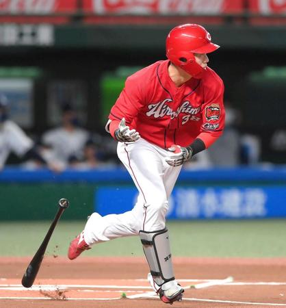 　１回、中前打を放つ宇草（撮影・堀内翔）