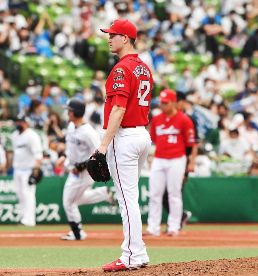 　３回、外崎（奥）に２ランを浴び、ぼう然と立ち尽くすアンダーソン（撮影・堀内翔）