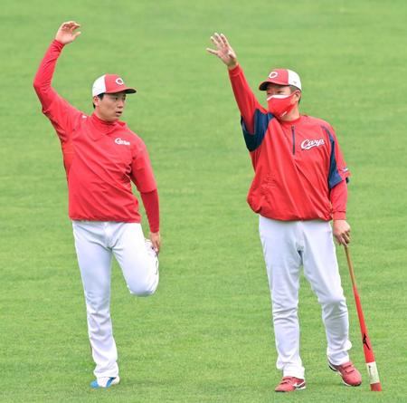 栗林（左）に声を掛ける佐々岡監督（撮影・立川洋一郎）