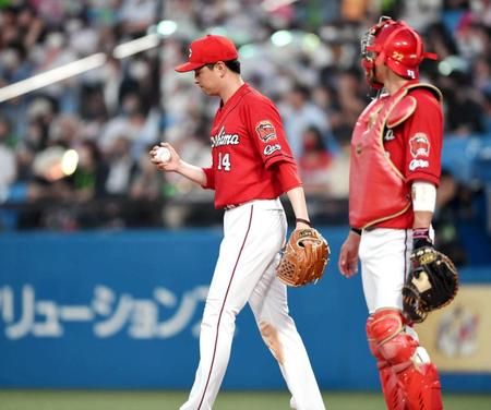 　３回、山田に勝ち越しの２点適時二塁打を打たれボールを見つめる大瀬良（左）（撮影・開出牧）