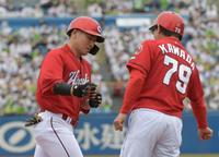 ２回、右中間に同点の本塁打を放ち迎えられる會澤（左）＝撮影・三好信也