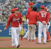 ６回、山崎に逆転本塁打を許し４失点で降板する森下（撮影・三好信也）