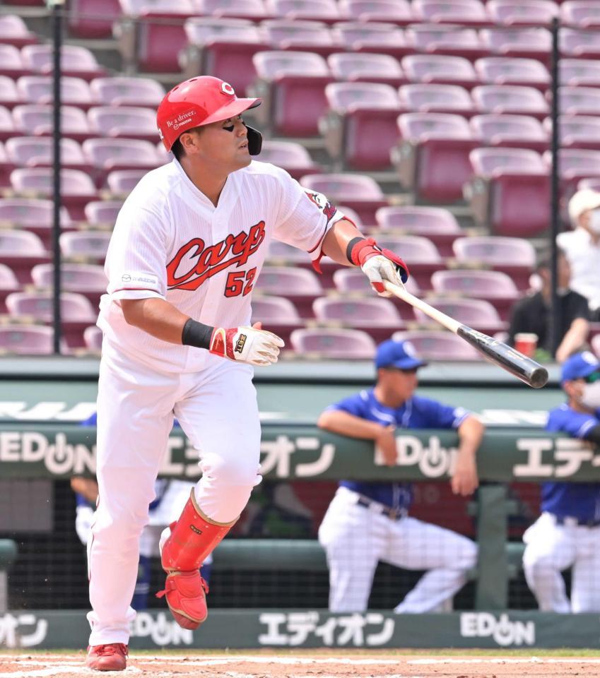 　６回、この試合４本目の安打となる２点適時二塁打を放つ末包（撮影・立川洋一郎）