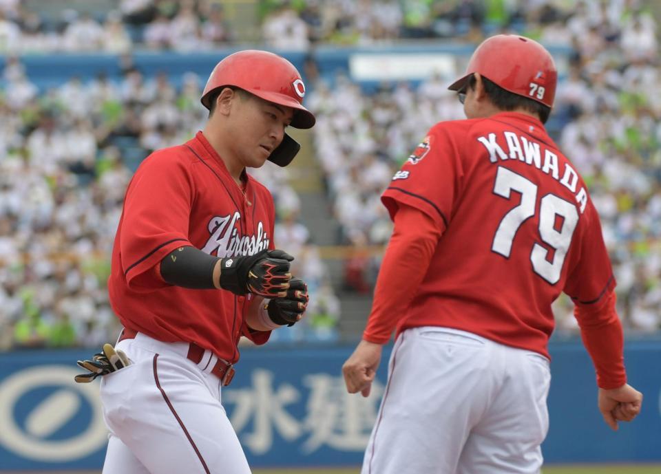 ２回、右中間に同点の本塁打を放ち迎えられる會澤（左）＝撮影・三好信也