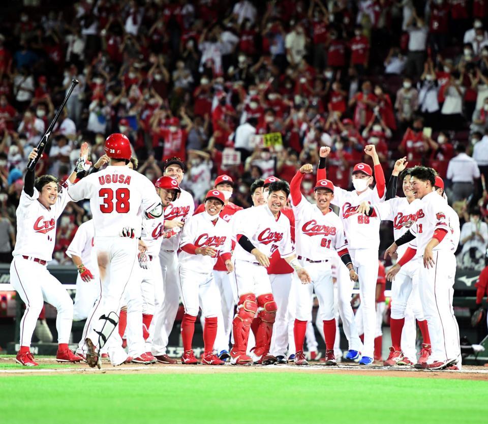 延長11回、サヨナラ弾を放った宇草（38）を迎えるカープナイン（撮影・飯室逸平）