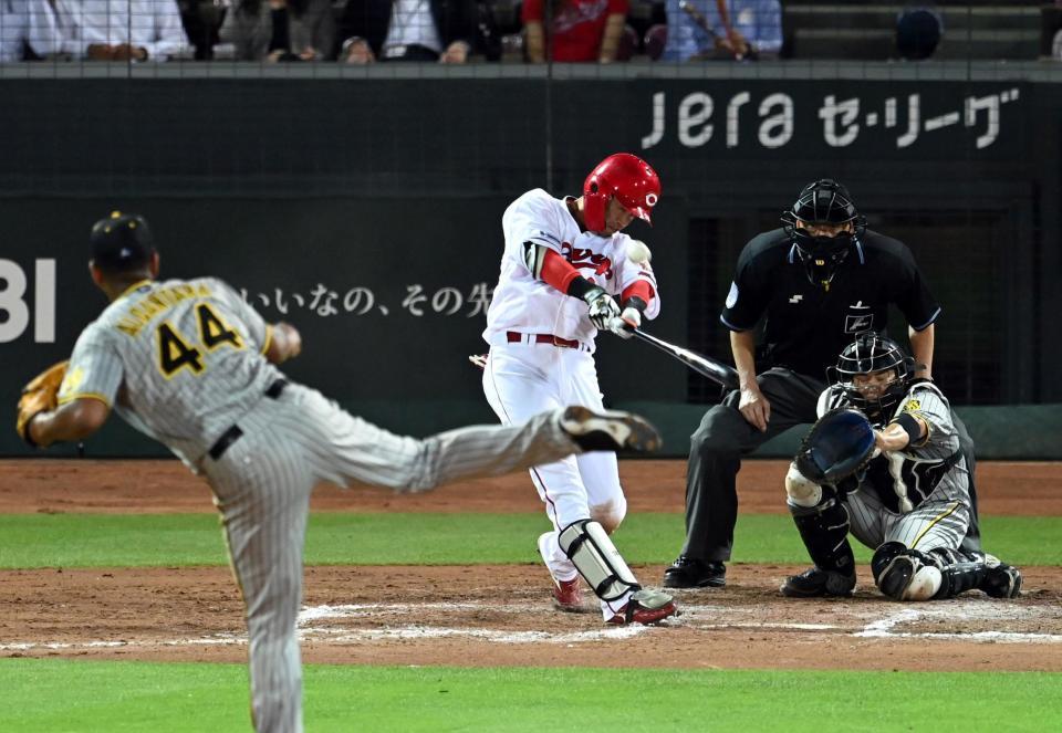 　１１回、宇草は右中間にサヨナラソロを放つ（撮影・山口登）