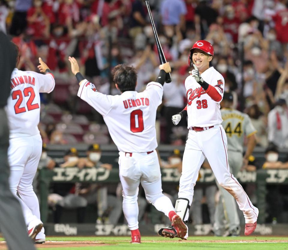 　延長１１回、右中間スタンドへサヨナラ弾を放ち笑顔で生還する宇草（右）＝撮影・立川洋一郎