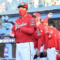 　ＤｅＮＡに勝利し拍手して選手を出迎える佐々岡監督（撮影・棚橋慶太）