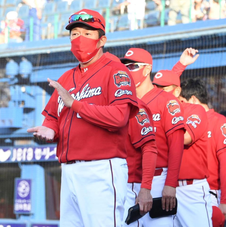 　ＤｅＮＡに勝利し拍手して選手を出迎える佐々岡監督（撮影・棚橋慶太）