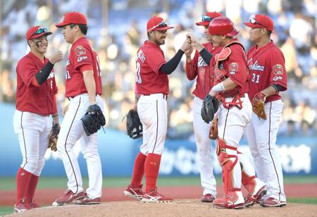 　ＤｅＮＡに勝利しタッチを交わす広島ナイン（撮影・棚橋慶太）