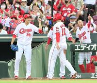 　４回、上本の適時二塁打で先制の生還をしたマクブルーム（１０）とタッチを交わす床田（撮影・立川洋一郎）