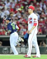 　６回、村上（左）に逆転３ランを浴びる床田（撮影・立川洋一郎）