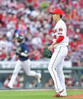 　４回、山田（左）に先制ソロを浴びる遠藤（撮影・立川洋一郎）