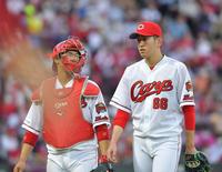 　４回、坂倉（左）と言葉を交わしながらベンチへ引き揚げる遠藤（撮影・立川洋一郎）