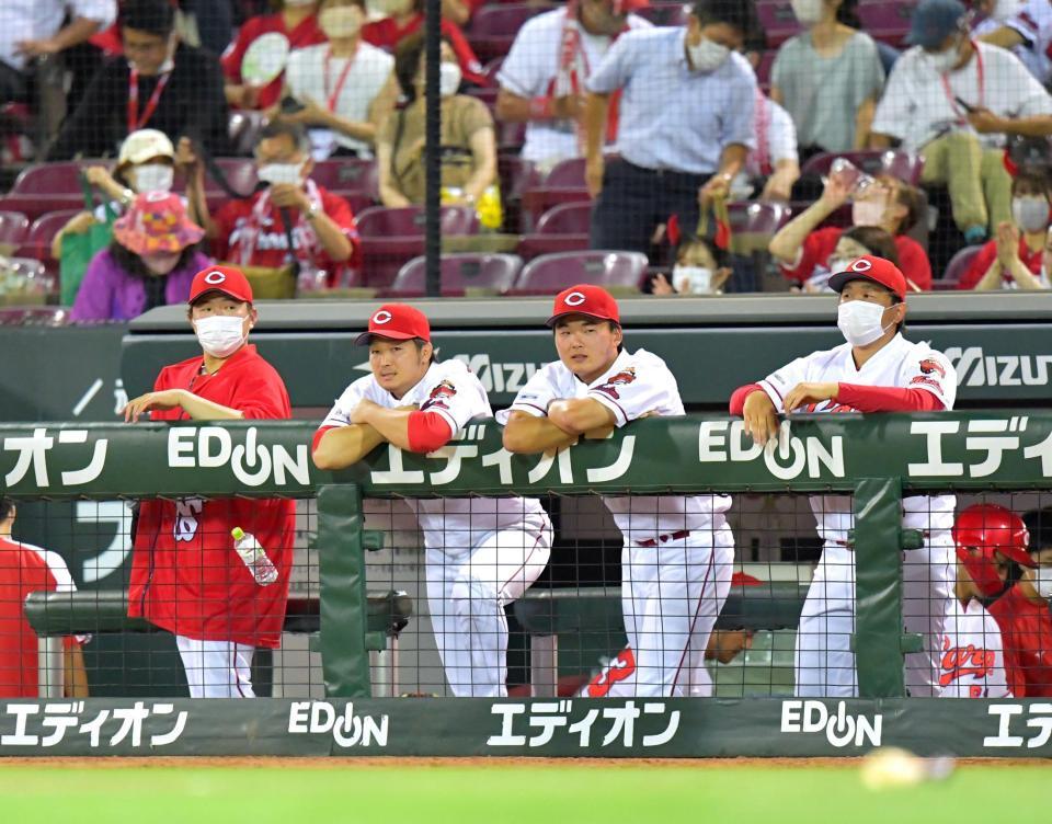 　ヤクルトの勝利が決まり、ベンチで悔しさをにじませる床田（中央左）ら投手陣。右から菊池保、藤井。左端は松本（撮影・立川洋一郎）