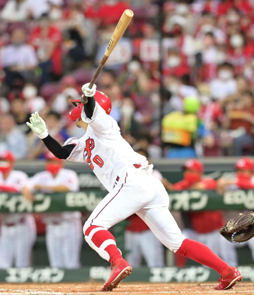 　４回、右前へ先制の適時二塁打を放つ上本（撮影・立川洋一郎）