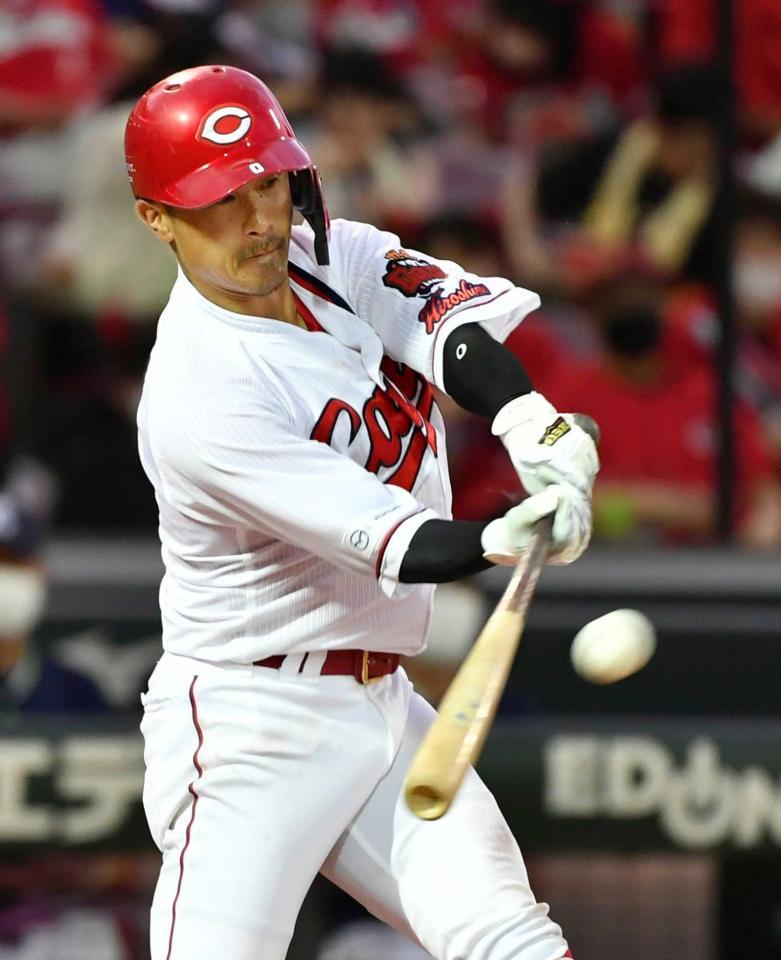 　４回、上本が右前に先制二塁打を放つ