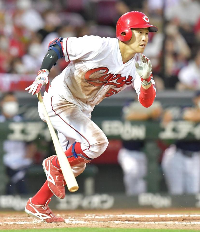 　５回、右前打を放つ小園（撮影・立川洋一郎）