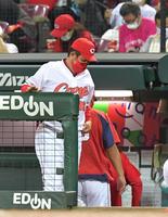 　敗戦が決まりベンチを後にする佐々岡監督（撮影・立川洋一郎）