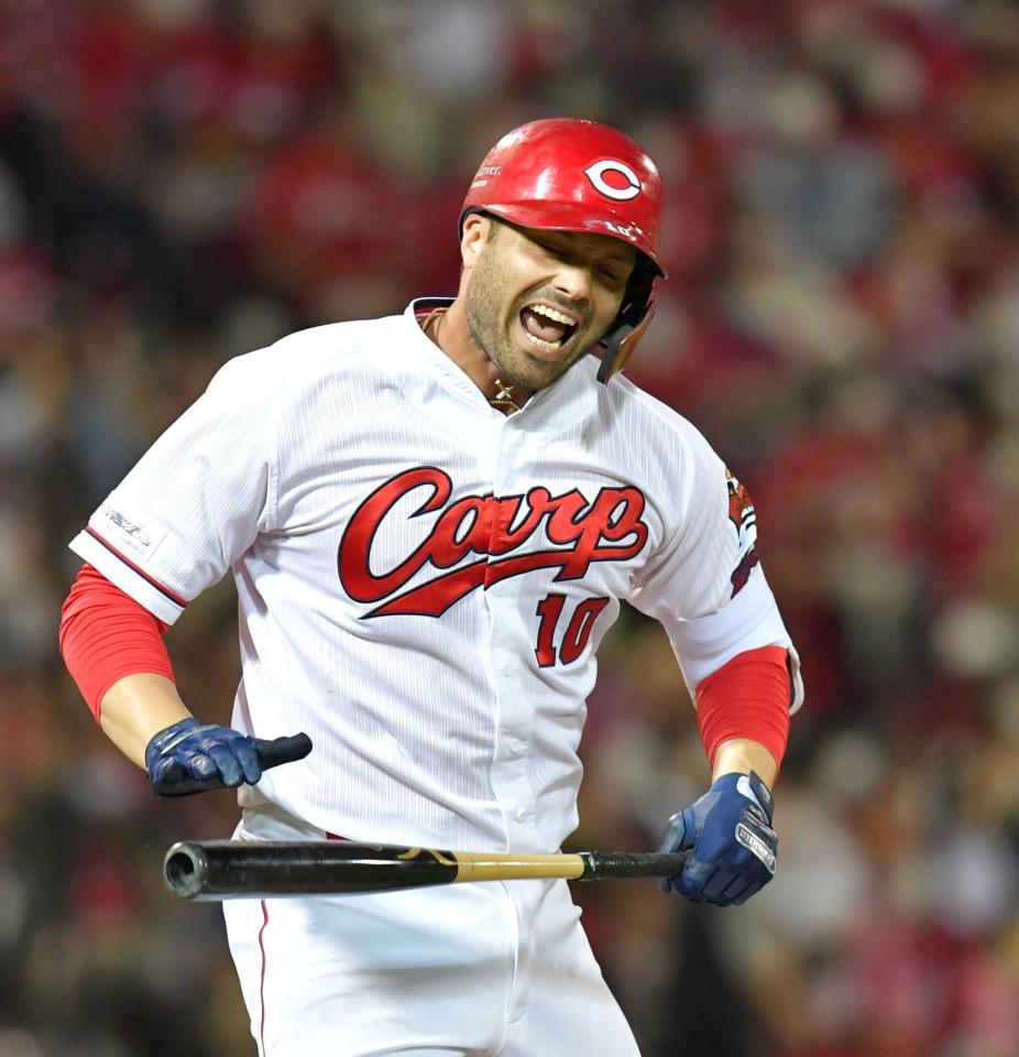 　６回、遊直に倒れ悔しさをバットにぶつけるマクブルーム