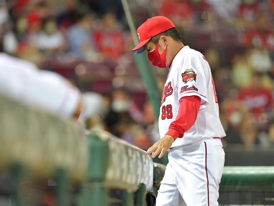 　選手交代を告げてベンチへ下がる佐々岡監督