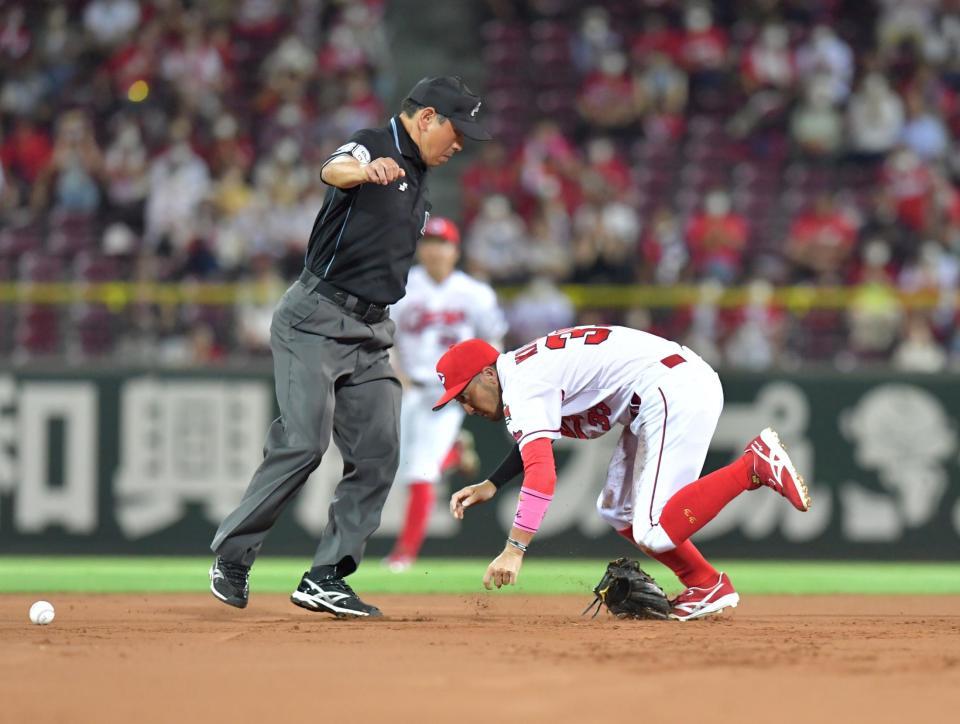 　延長１０回、山田の三ゴロで三走・川端をアウトにした後、会沢の二塁への送球が逸れ捕球し損ねる菊池涼（撮影・立川洋一郎）