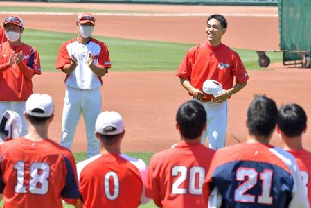 　練習に参加しナインの前であいさつをする秋山（右奥）＝撮影・立川洋一郎