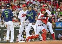 　延長１０回、山田の三ゴロで三走・川端（５）を三本間でタッチアウトにした後、会沢が二塁へ悪送球。三塁に達していた二走・塩見（９）がこの後生還した