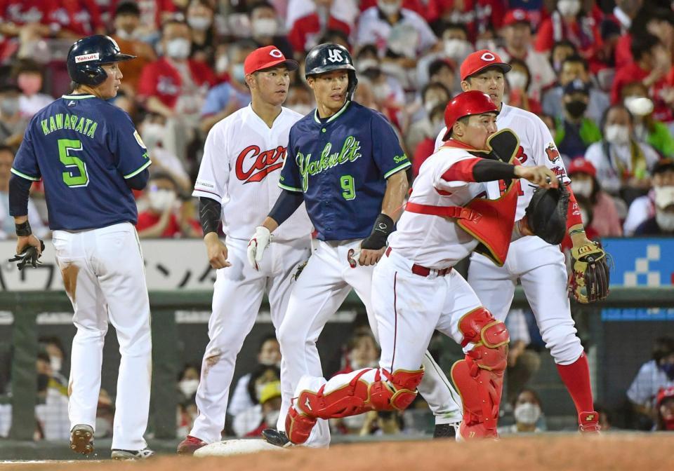 　延長１０回、山田の三ゴロで三走・川端（５）を三本間でタッチアウトにした後、会沢が二塁へ悪送球。三塁に達していた二走・塩見（９）がこの後生還した