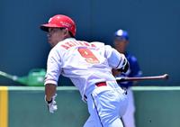 　１回、秋山が先制二塁打を放つ